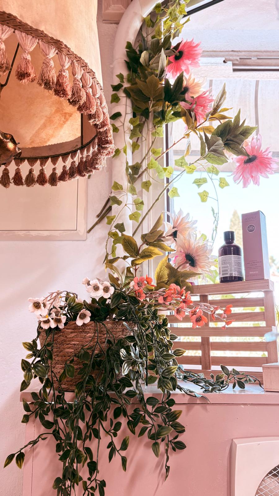 Detall decoratiu del saló amb plantes, flors i productes capil·lars